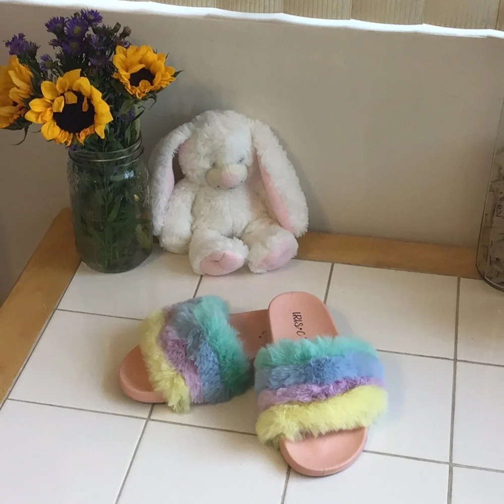 ‘Iris C’ Pastel Colors Fuzzy Slippers